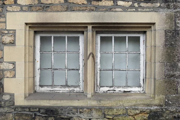 Pohled Okna Dřevěného Rámu Kamennou Zeď Starého Domku — Stock fotografie