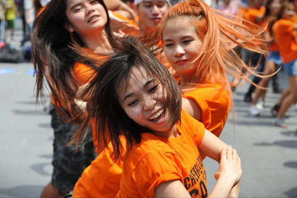 Eine Fröhliche Flashmob Tanzgruppe Tritt Juni 2013 Bangkok Thailand Auf — Stockfoto