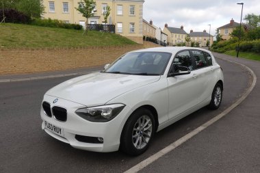 30 Mayıs 2023 'te Avon, İngiltere' deki Bradford 'da şehir merkezi yakınlarındaki bir caddede bir BMW arabası görüldü..