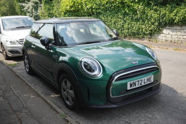 MINI Cooper, 30 Mayıs 2023 'te Avon, İngiltere' deki Bradford 'da bir şehir merkezi caddesinde park halinde görüldü..