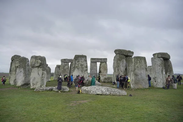 世界的に有名なストーンヘンジは イギリスのストーンヘンジで 2023年3月21日に春のエクイノックスで見られます 古代の立っている石碑は紀元前3500年頃にさかのぼり イギリスの主要なランドマークです — ストック写真