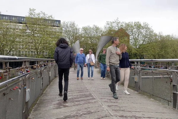 Lidé Přejíždějí Most Pro Pěší Přístavní Oblasti Města Května 2023 — Stock fotografie