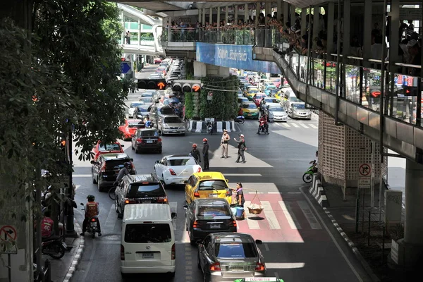Tráfego Dirige Longo Uma Movimentada Estrada Centro Cidade Junho 2013 — Fotografia de Stock