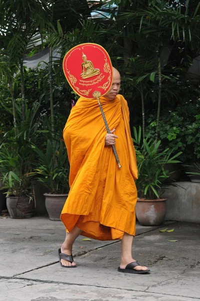 Een Boeddhistische Monnik Loopt Langs Een Straat Het Centrum Van — Stockfoto