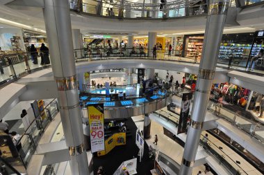 Siam Discovery alışveriş merkezinin içi 30 Haziran 2013 tarihinde Bangkok, Tayland 'da alışveriş mağazaları olarak görülmektedir. Alışveriş merkezi Tayland başkentinin alışveriş ve ticaret bölgesinde..