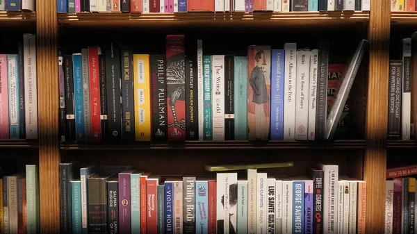 Ein Stapel Bücher Hintereinander — Stockfoto