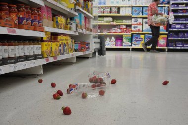 31 Mayıs 2023 'te Bath, İngiltere' de bir Sainsbury süpermarketinde bir koridora çilek bırakıldığı görüldü. Sainsbury, 2022 yılında 29,9 milyar geliri olan İngiltere 'nin ikinci büyük süpermarketi..
