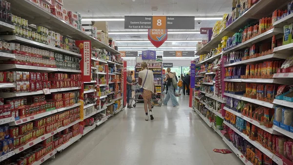 買い物客は イギリスのバースで 2023年5月31日にセインズベリーのスーパーマーケットで通路を閲覧した サインズベリーは 2022年に29 9億ドルの収入を持つ英国で2番目に大きいスーパーマーケットです — ストック写真