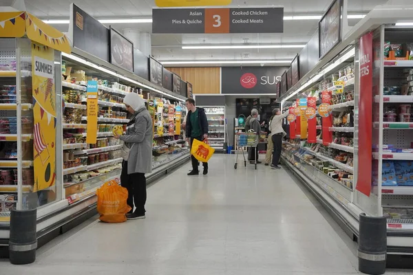 買い物客は イギリスのバースで 2023年5月31日にセインズベリーのスーパーマーケットで通路を閲覧した サインズベリーは 2022年に29 9億ドルの収入を持つ英国で2番目に大きいスーパーマーケットです — ストック写真