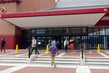 Insanlar 31 Temmuz 2023 'te Londra, İngiltere' deki British Library 'i ziyaret ederler..