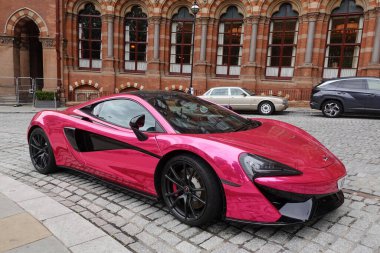 Metalik pembe bir Mclaren 540C Coupe S-A V8 VVVT Twin Turbo SSG süper arabası 31 Temmuz 2023 tarihinde Londra, İngiltere 'de şehir merkezinde park halinde görülmüştür..