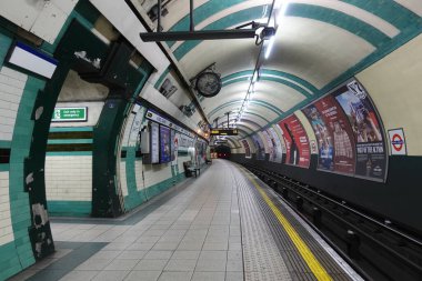 31 Temmuz 2023 'te Londra' da boş bir Londra metro istasyonu görülmüştür. Viktorya döneminde, halk arasında tüp olarak bilinen ikonik kitle demiryolu ağı dünyanın en eskisidir..