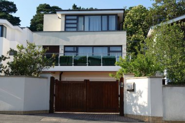 Bir İngiliz şehrinde bir caddedeki evin dış görünüşü ve kapısı.