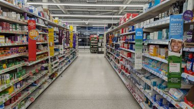 19 Ekim 2023 tarihinde Londra, İngiltere 'de bir Sainsburys süpermarketinde bir koridor görülmektedir. Sainsbury, ülke çapında 1400 mağazası bulunan Tesco 'dan sonra İngiltere' nin en büyük ikinci süpermarketi..