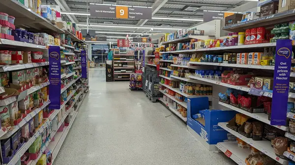 Ekim 2023 Tarihinde Londra Ngiltere Bir Sainsburys Süpermarketinde Bir Koridor — Stok fotoğraf
