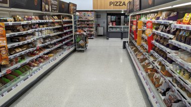 19 Ekim 2023 tarihinde Londra, İngiltere 'de bir Sainsburys süpermarketinde soğutulmuş gıda reyonu görülmektedir. Sainsbury, ülke çapında 1400 mağazası bulunan Tesco 'dan sonra İngiltere' nin en büyük ikinci süpermarketi..
