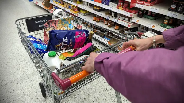 Vozík Plný Potravinářských Výrobků Října 2023 Tlačen Uličkou Supermarketu Sainsburys — Stock fotografie