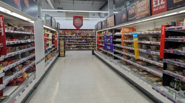 19 Ekim 2023 tarihinde Londra, İngiltere 'de bir Sainsburys süpermarketinde hazır yemek reyonu görülmektedir. Sainsburys, Tesco 'dan sonra 1400 mağazası bulunan İngiltere' nin en büyük ikinci süpermarket perakendecisi..