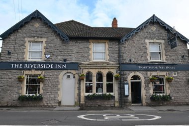 Geleneksel bir İngiliz barı 21 Ekim 2023 tarihinde Cheddar, İngiltere 'de bir kasaba caddesinde görülmektedir. İngiltere genelinde halk evleri ve hanlar yiyecek, içecek ve konaklama sunmalarıyla ünlüdür..