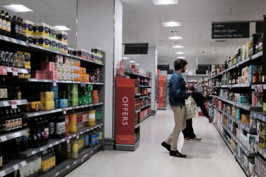 28 Ekim 2022 tarihinde Londra, İngiltere 'de Waitrose süpermarketinde bir koridor görülmektedir. 1904 yılında kurulan Waitrose, İngiltere 'de 329 mağaza işletiyor ve 2022 yılında piyasa lideri Tesco' nun arkasında 7bln gelir elde ediyor..
