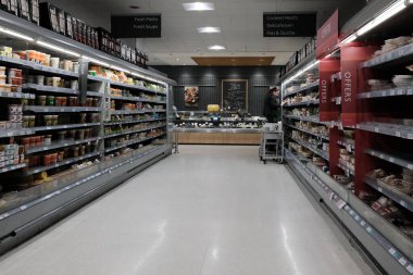 28 Ekim 2022 tarihinde Londra, İngiltere 'de Waitrose süpermarketinde bir koridor görülmektedir. 1904 yılında kurulan Waitrose, İngiltere 'de 329 mağaza işletiyor ve 2022 yılında piyasa lideri Tesco' nun arkasında 7bln gelir elde ediyor..