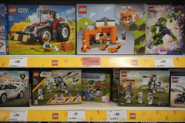 Lego setleri 31 Mayıs 2023 'te Bath, İngiltere' de bir mağazanın rafında görülmektedir..