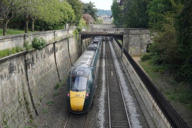 31 Mayıs 2023 'te İngiltere' nin Bath kentindeki Sydney Bahçeleri 'nden yüksek hızlı bir İngiliz Demiryolu Sınıf 800 geçmektedir. Hat, Londra Paddington ile İngiltere 'nin güneybatısı arasında uzanıyor..