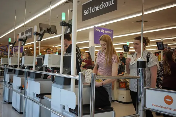 2023年5月31日 购物者在英国巴斯的Sainsbury超市里使用自助收银台 Sainsbury S是仅次于Tesco和Asda的英国第三大超市 — 图库照片