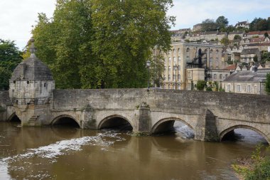 Avon Nehri 'nin Avon nehri manzarası İngiltere' nin Bath kenti yakınlarındaki güzel Bradford kasabasındaki eski kasaba köprüsünün altından geçiyor. Tarihi Wiltshire kasabası popüler bir seyahat merkezidir.