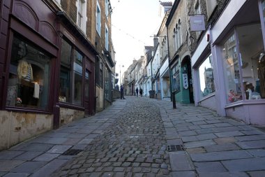27 Şubat 2020 tarihinde şehir merkezinde Frome, İngiltere 'de pitoresk bir alışveriş caddesi görülmektedir. Bath kenti yakınlarındaki Somerset kasabası küçük bağımsız yerel işletmeleri ve dükkanlarıyla ünlüdür..