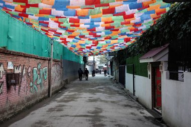 Şehir merkezinde 3 Şubat 2020 'de Katmandu, Nepal' de renkli bayraklarla süslenmiş bir cadde görülüyor.