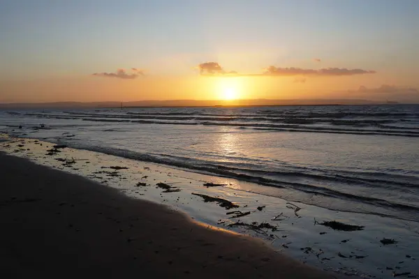 カラフルな空と穏やかな海の砂浜の上の美しい日没の景色 すなわちサマセットイングランドの海辺町バーナム シーのビーチ — ストック写真