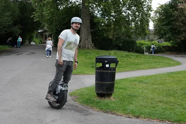 2020年7月24日 イギリスのバースで 市内中心部の公園で車輪付きホバーボードに乗っている男性 英国は現在 ホバーボードおよび個人輸送車両の使用を管理する法律を検討している — ストック写真