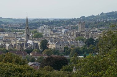 İngiltere 'nin Bath kentinin manzaralı manzarası yapraklı ağaçlar ve mavi gökyüzü tarafından çerçevelenmiş - Somerset Şehri her yıl milyonlarca turisti çeken İngiltere' nin en popüler tatil beldelerinden biridir.