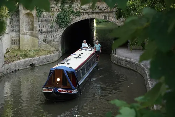 Boaters Narrow Boat Navigate Kennet Avon Canal September 2020 Bath — Stock Photo, Image
