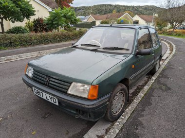 1989 Peugeot 205 Roland Garroson 21 Ekim 2023 'te Cheddar, İngiltere' de bir kasaba merkezinde park halinde görüldü..