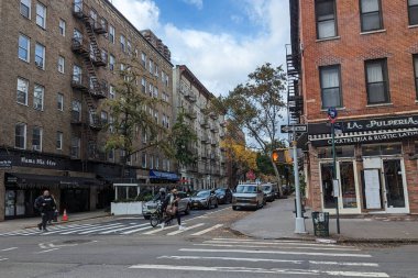 İnsanlar 1 Kasım 2023 'te Manhattan' da New York City, ABD 'de karşıdan karşıya geçiyorlar. Dünyanın en işlek metropollerinden biri olan Büyük Elma 8 milyondan fazla insana ev sahipliği yapıyor..