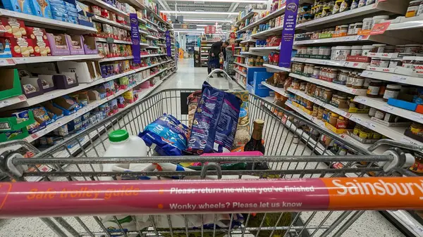 Vozík Plný Potravinářských Výrobků Října 2023 Tlačen Uličkou Supermarketu Sainsburys — Stock fotografie