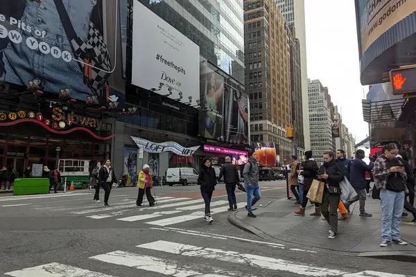 People Cross Street Manhattan November 2023 New York City Usa — Stock Photo, Image