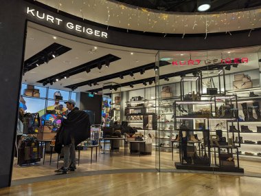 13 Aralık 2023 'te Heathrow Havalimanı' nda bir Kurt Geiger mağazası görülmüştür.. 