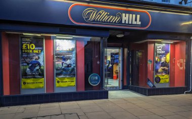 William Hill 'in bahis dükkanı 25 Kasım 2023' te Warminster, İngiltere 'de şehir merkezindeki bir caddede görüldü..