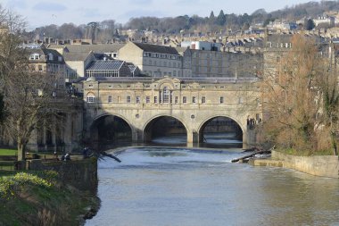 İngiltere 'nin Bath kentindeki Avon Nehri üzerindeki Pulteney Köprüsü 