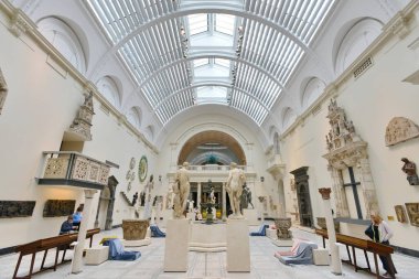 İnsanlar 16 Haziran 2015 'te Londra, İngiltere' deki Victoria ve Albert Müzesini ziyaret ediyor.. 