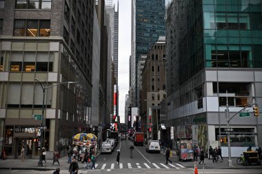 İnsanlar 31 Ekim 2023 'te New York, ABD' de Manhattan şehir merkezinde işlek bir cadde boyunca yürürler.. 