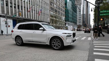 Bir BMW X7 lüks SUV aracı 31 Ekim 2023 'te New York, ABD' de Manhattan şehir merkezindeki bir cadde boyunca sürüyor..