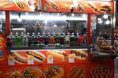 31 Ekim 2023 'te New York, ABD' de Manhattan şehir merkezindeki bir caddede bir sosisli sandviç büfesi görülmektedir..