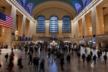 Demiryolu yolcuları 31 Ekim 2023 'te ABD' nin New York şehrinde Grand Central İstasyonu 'ndan geçtiler. 1871 yılında Manhattan 'da açılan demiryolu istasyonu dünyanın en büyük istasyonlarından biridir..