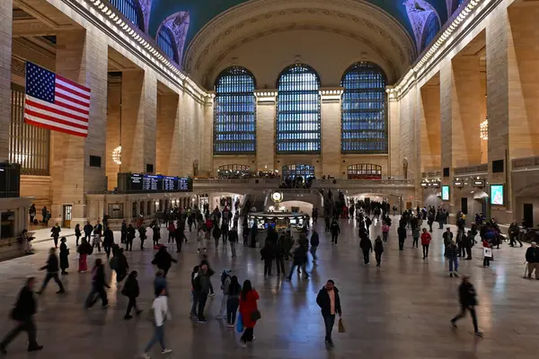 여행자는 2023년 10월 31일 뉴욕에서 그랜드 센트럴 통과합니다 맨해튼에서 1871년에 — 스톡 사진