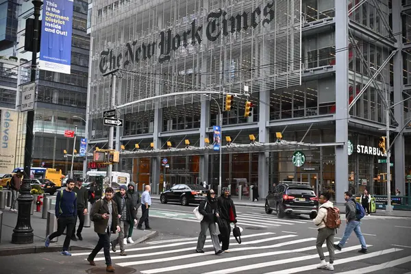 New York Times gazete binasının dışı 31 Ekim 2023 'te ABD' nin New York şehrinde Manhattan şehir merkezindeki bir caddede görülmektedir.. 