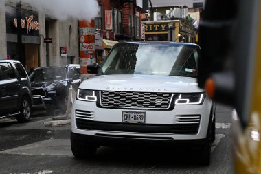 Bir Range Rover, 31 Ekim 2023 'te ABD' nin New York şehrinde Manhattan caddesi boyunca sürüyor.. 